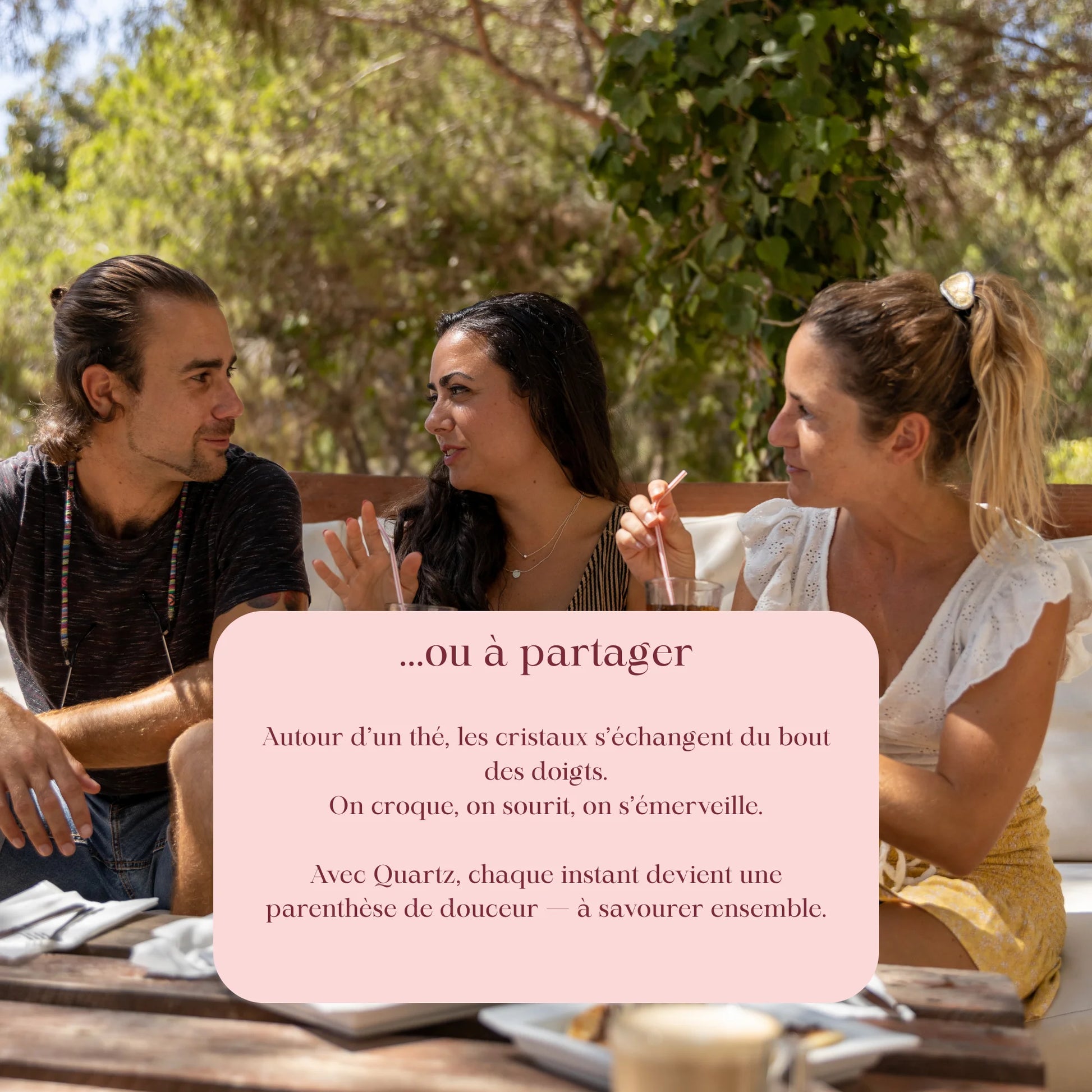 Trois femmes rient ensemble en dégustant un cristal autour d’une table, illustrant un moment de partage.