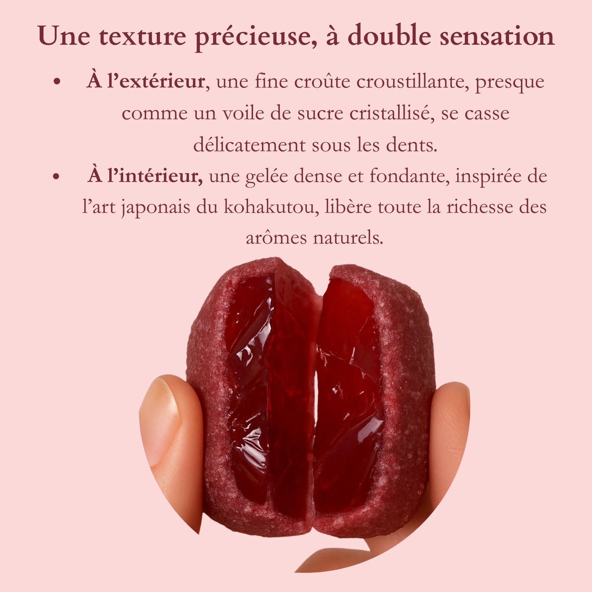 Zoom sur un cristal comestible rouge avec le texte “Une texture précieuse, à double sensation”.